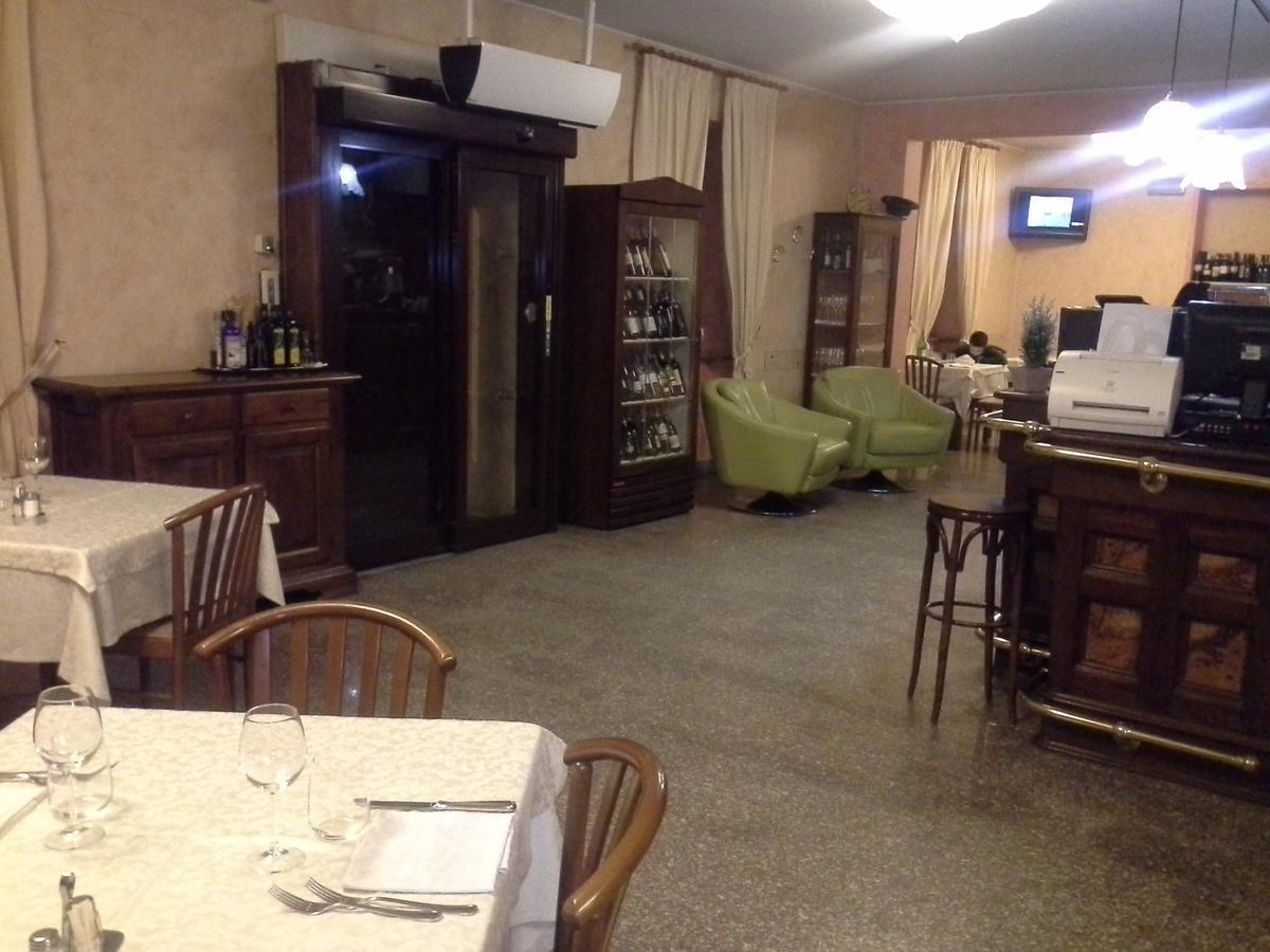 Hotel Ticino Ristorante Chierico Carbonara al Ticino Exteriör bild